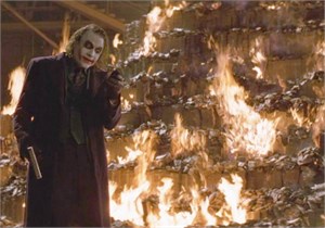 the-joker-in-una-scena-tratta-dal-film-the-dark-knight-rises-in-cui-il-criminale-nemico-di-batman-brucia-una-montagna-di-mazzi-di-banconote.aspx