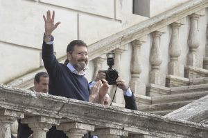 IGNAZIO MARINO IN PIAZZA DEL CAMPIDOLGLIO PARLA AI SUOI SOSTENITORI