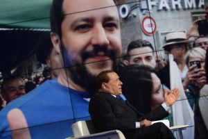SILVIO BERLUSCONI NEL MONITOR MATTEO SALVINI