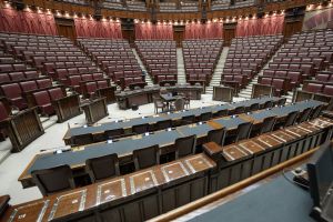L'EMICICLO DI PALAZZO MONTECITORIO OVE SI SVOLGONO I LAVORI PARLAMENTARI D'AULA. I SEGGI PARLAMENTARI DELLA CAMERA DEI DEPUTATI E I BANCHI RISERVATI AL GOVERNO