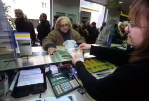 UFFICIO POSTALE POSTE ITALIANE IMPIEGATO IMPIEGATI UTENTE UTENTI SPORTELLO SPORTELLI PENSIONATO PENSIONATA ANZIANO ANZIANA