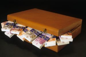 EURO DENARO BANCONOTE SOLDI VALIGETTA TRAFFICO TRAFFICI VALUTA VALUTE ESPORTAZIONE ILLEGALE CORRUZIONE